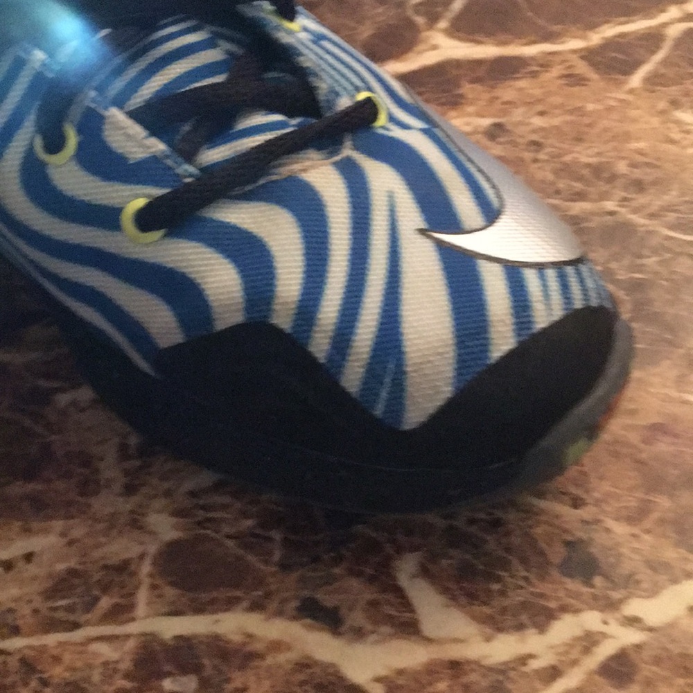 Boys Lebron 13s basketball shoes - Picture 4 of 4